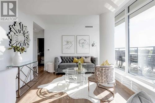 802 - 170 Chiltern Hill Road, Toronto, ON - Indoor Photo Showing Living Room