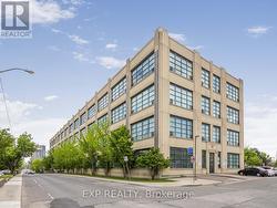 411 - 1001 ROSELAWN AVENUE  Toronto, ON M6B 4M4
