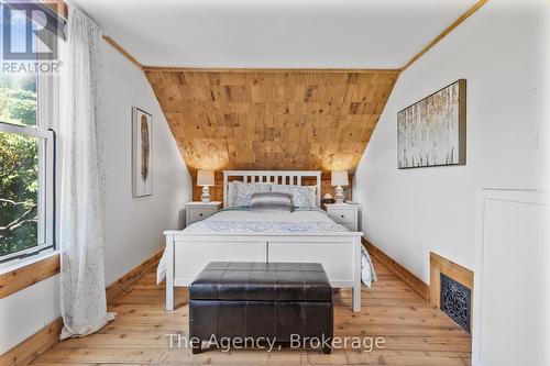 1 Mareve Avenue, Hamilton (Hamilton Beach), ON - Indoor Photo Showing Bedroom