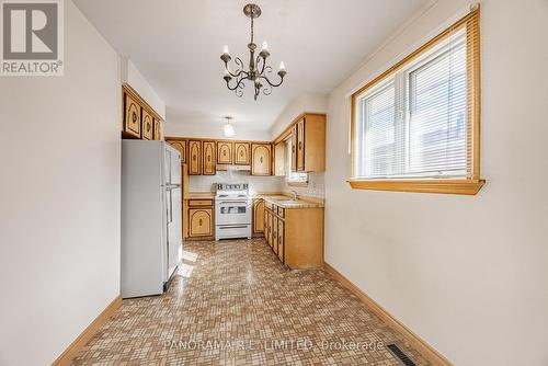 7778 Benavon Road, Mississauga, ON - Indoor Photo Showing Kitchen