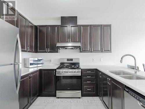 38 Davenfield Circle, Brampton, ON - Indoor Photo Showing Kitchen With Double Sink With Upgraded Kitchen