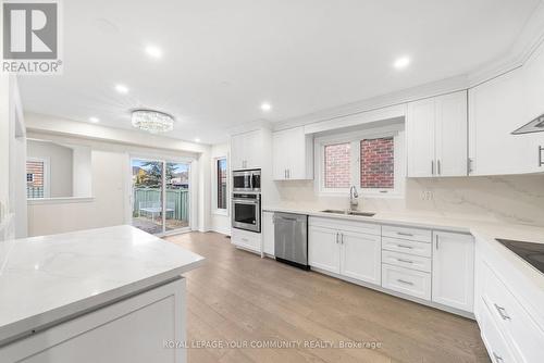 32 Downy Emerald Drive, Bradford West Gwillimbury, ON - Indoor Photo Showing Kitchen