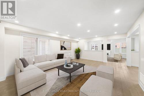 32 Downy Emerald Drive, Bradford West Gwillimbury, ON - Indoor Photo Showing Living Room