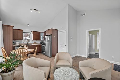 Salle familiale - 700 Rue Du Cap, Saint-Hippolyte, QC - Indoor