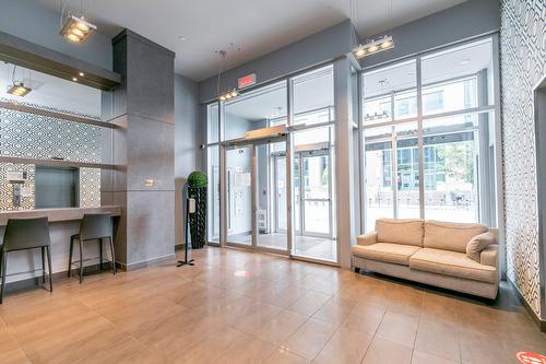 Exterior entrance - 1102-1150 Rue St-Denis, Montréal (Ville-Marie), QC - Indoor