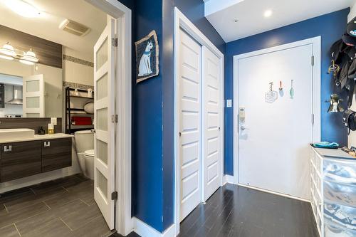 Hall - 1102-1150 Rue St-Denis, Montréal (Ville-Marie), QC - Indoor