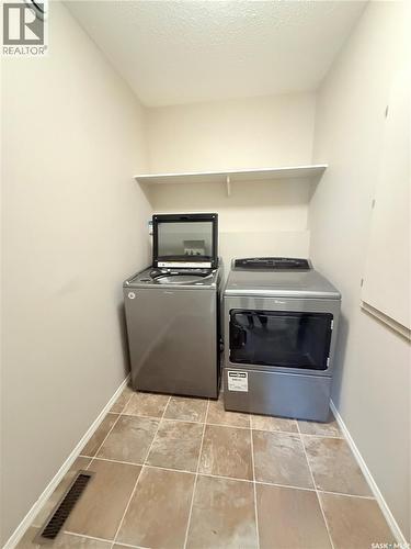 406 Main Street, Climax, SK - Indoor Photo Showing Kitchen With Double Sink