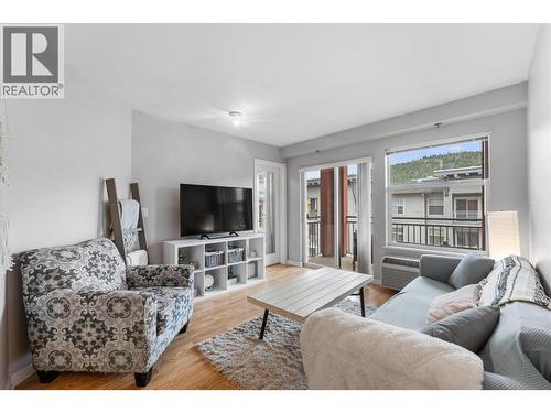 555 Yates Road Unit# 403, Kelowna, BC - Indoor Photo Showing Living Room