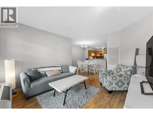 555 Yates Road Unit# 403, Kelowna, BC - Indoor Photo Showing Living Room