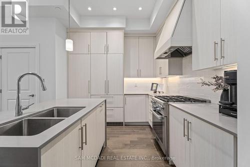 21 - 95 Brookfield Road, Oakville, ON - Indoor Photo Showing Kitchen With Double Sink With Upgraded Kitchen
