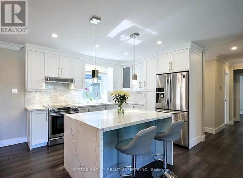 390 Wendall Place, Oakville, ON - Indoor Photo Showing Kitchen With Upgraded Kitchen