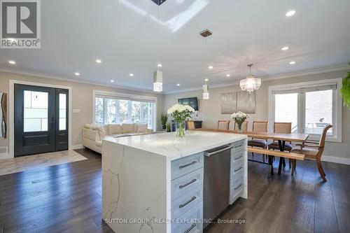 390 Wendall Place, Oakville, ON - Indoor Photo Showing Kitchen With Upgraded Kitchen
