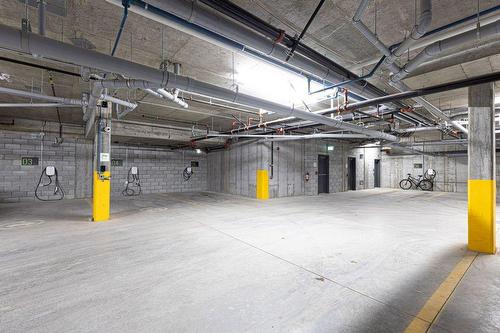 Garage - 214-555  - 565 Rue René-Lecavalier, Terrebonne (Terrebonne), QC - Indoor Photo Showing Garage