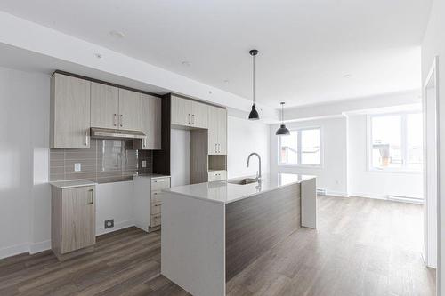 Kitchen - 214-555  - 565 Rue René-Lecavalier, Terrebonne (Terrebonne), QC - Indoor Photo Showing Kitchen With Upgraded Kitchen