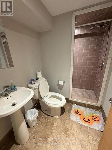 38 Ward Avenue, Hamilton, ON - Indoor Photo Showing Bathroom