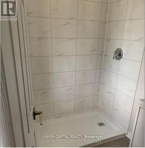 38 Ward Avenue, Hamilton, ON - Indoor Photo Showing Bathroom