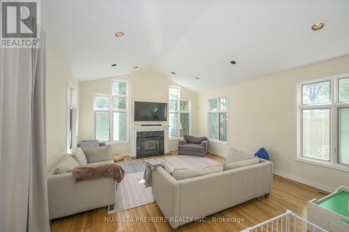 237 Castlegrove Boulevard, London North (North K), ON - Indoor Photo Showing Living Room With Fireplace