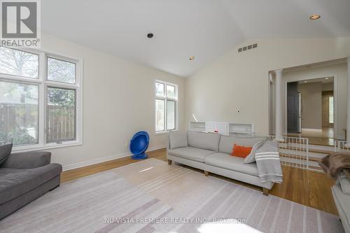 237 Castlegrove Boulevard, London North (North K), ON - Indoor Photo Showing Living Room