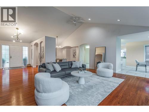 2545 Campbell Road, West Kelowna, BC - Indoor Photo Showing Living Room