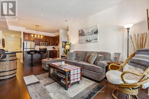 316 - 1 Hurontario Street, Mississauga, ON - Indoor Photo Showing Living Room