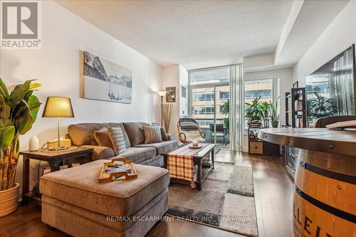 316 - 1 Hurontario Street, Mississauga, ON - Indoor Photo Showing Living Room