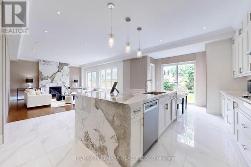 51A Puccini Drive, Richmond Hill, ON - Indoor Photo Showing Kitchen With Upgraded Kitchen