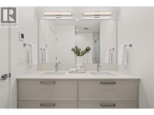 First Bedroom Ensuite - 3340 Lakeshore Road Unit# 902, Kelowna, BC - Indoor Photo Showing Bathroom