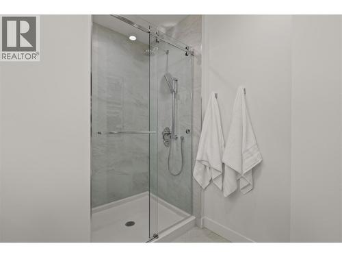 First Bedroom Ensuite - 3340 Lakeshore Road Unit# 902, Kelowna, BC - Indoor Photo Showing Bathroom