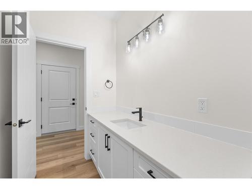 231 20 Street Ne Unit# 12, Salmon Arm, BC - Indoor Photo Showing Bathroom