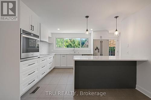 12 Apache Crescent, Ottawa, ON - Indoor Photo Showing Kitchen With Upgraded Kitchen
