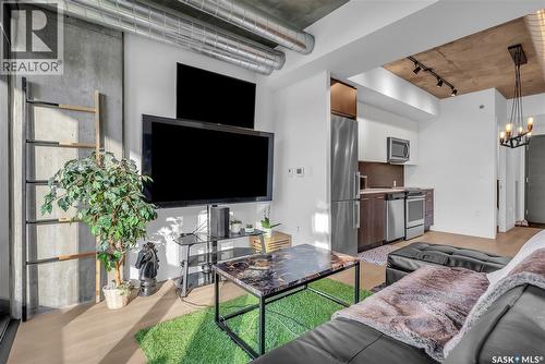 205 490 2Nd Avenue S, Saskatoon, SK - Indoor Photo Showing Living Room