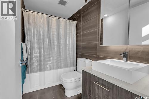 205 490 2Nd Avenue S, Saskatoon, SK - Indoor Photo Showing Bathroom