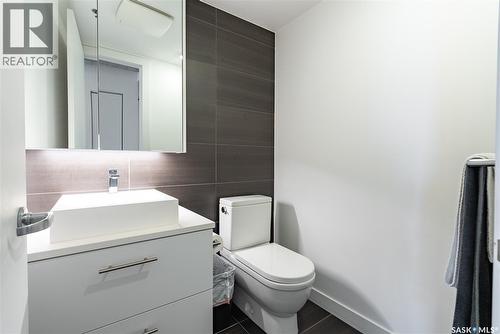205 490 2Nd Avenue S, Saskatoon, SK - Indoor Photo Showing Bathroom