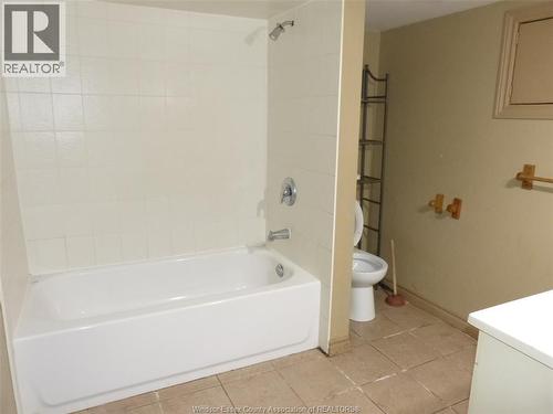 1434 Tecumseh Boulevard West, Windsor, ON - Indoor Photo Showing Bathroom