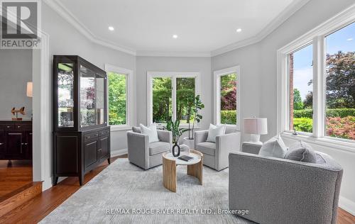 10 Kresia Lane, Clarington, ON - Indoor Photo Showing Living Room