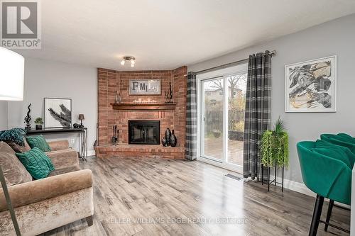 383 East 24Th Street, Hamilton, ON - Indoor Photo Showing Living Room With Fireplace