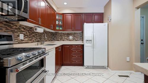 7242 Corrine Crescent, Mississauga, ON - Indoor Photo Showing Kitchen