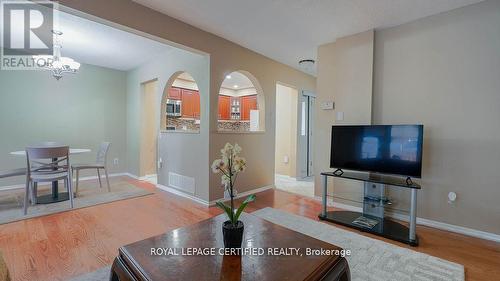 7242 Corrine Crescent, Mississauga, ON - Indoor Photo Showing Living Room