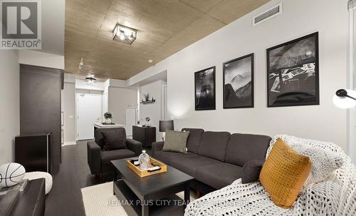 318 - 1030 King Street W, Toronto, ON - Indoor Photo Showing Living Room