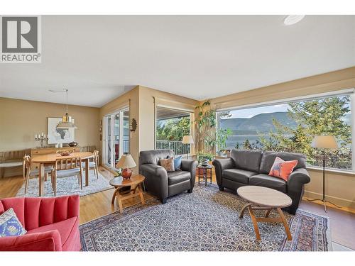 1120 12 Street Ne Unit# 33, Salmon Arm, BC - Indoor Photo Showing Living Room