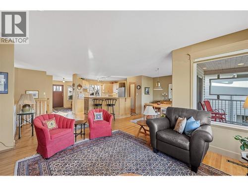 1120 12 Street Ne Unit# 33, Salmon Arm, BC - Indoor Photo Showing Living Room