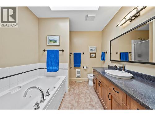 1120 12 Street Ne Unit# 33, Salmon Arm, BC - Indoor Photo Showing Bathroom