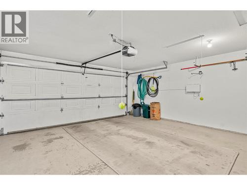 1120 12 Street Ne Unit# 33, Salmon Arm, BC - Indoor Photo Showing Garage