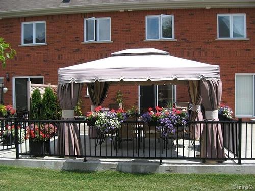 Cour - 136 Av. Alston, Pointe-Claire, QC 