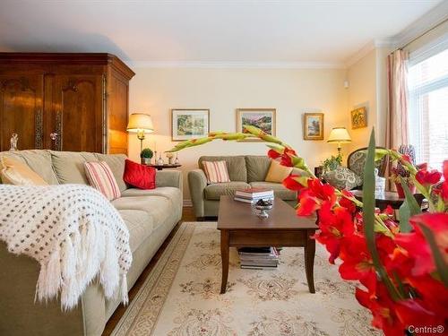 Salon - 136 Av. Alston, Pointe-Claire, QC 