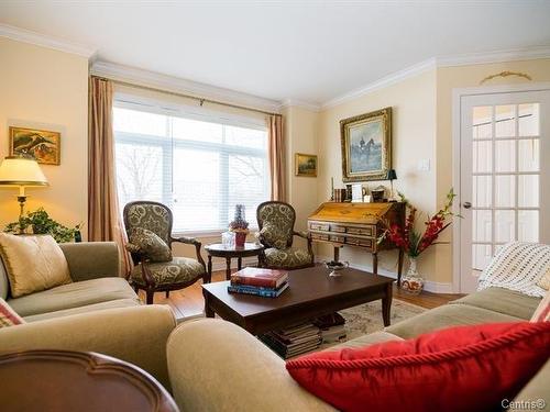 Salon - 136 Av. Alston, Pointe-Claire, QC 