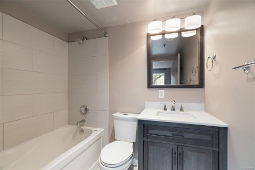 209-3460 Quadra St, Victoria, BC - Indoor Photo Showing Bathroom