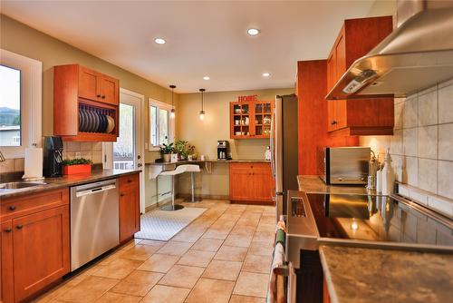 1976 Maddocks Road, Revelstoke, BC - Indoor Photo Showing Kitchen