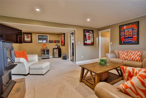 1976 Maddocks Road, Revelstoke, BC - Indoor Photo Showing Living Room