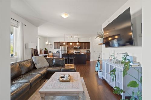304-1701 Menzies Street, Merritt, BC - Indoor Photo Showing Living Room